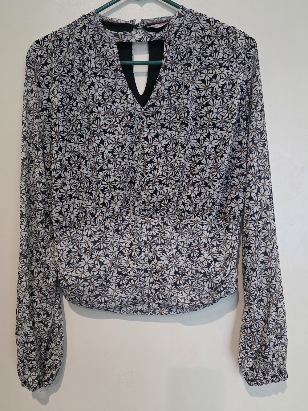 Women’s Black and White Floral Long-Sleeve Blouse Spring Summer Light Daisy NWT